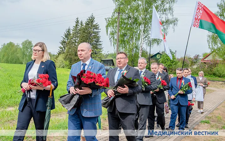  Возложение цветов к братской могиле медработников, которые похоронены в деревне Подгорье Минского района