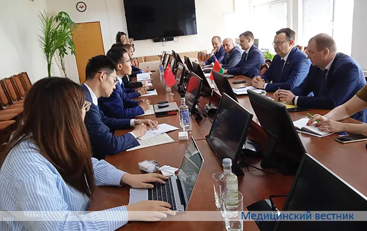 Встречу с делегацией из Китая провел министр здравоохранения Беларуси Дмитрий Пиневич.