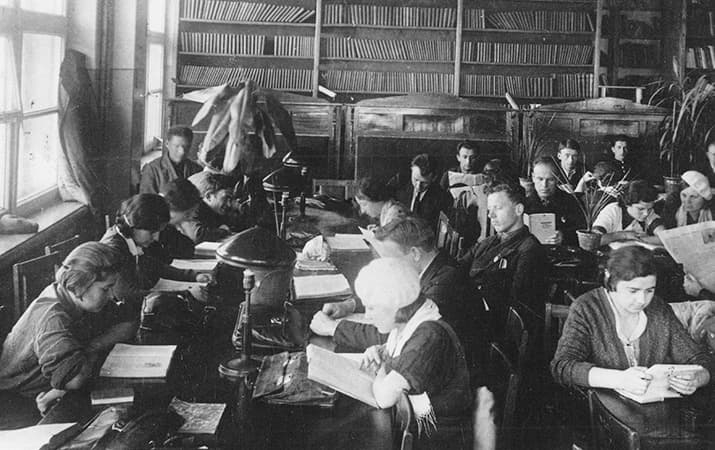 Studenty mediki v biblioteke 1941 god