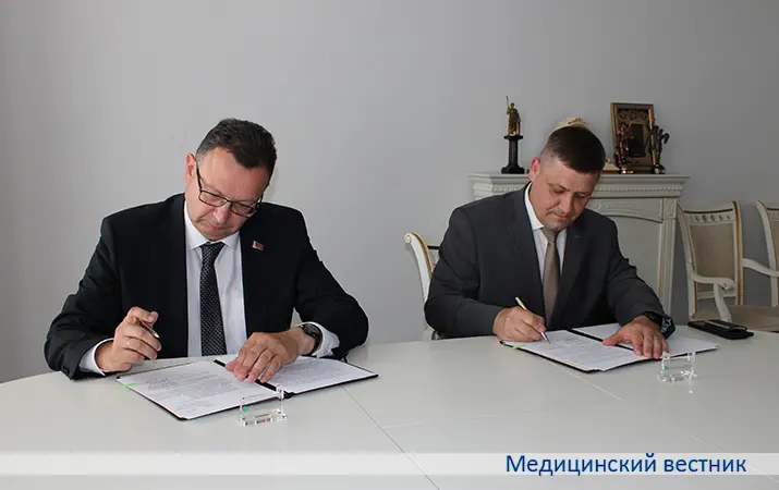 Дмитрий Пиневич и председатель правления ОАО «Белинвестбанк» Олег Козаредов подписали двустороннее Соглашение