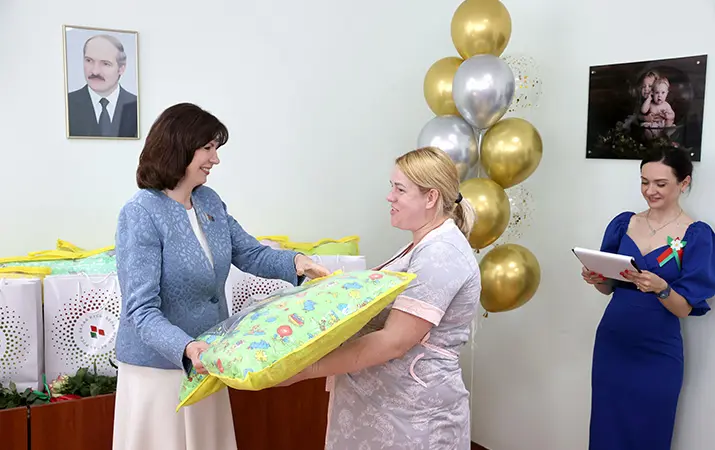 Председатель Совета Республики Национального собрания Республики Беларусь Наталья Кочанова поздравляет Анастасию Невидович, чей сын родился в День Независимости в столице.