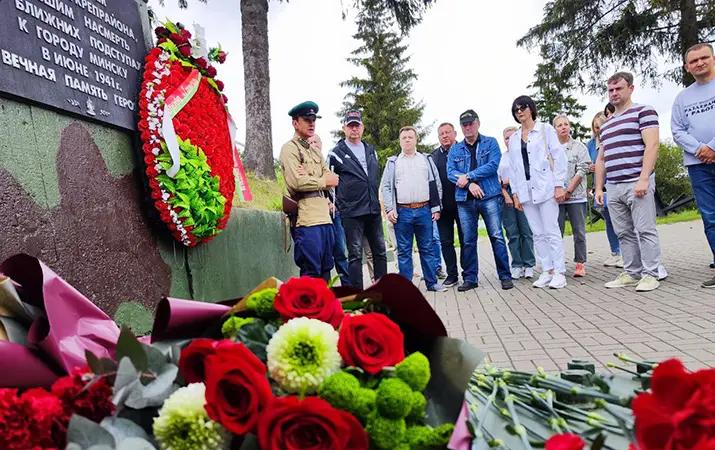 Представители Минздрава возложили цветы к артиллерийскому капониру