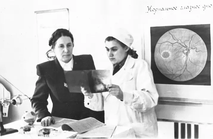 Прафесар Таццяна Бірыч (злева) і асістэнт Эмілія Краўцова разглядаюць здымак вока з іншародным целам.