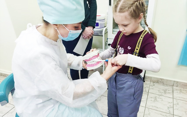 Зубной фельдшер Алла Шабловская обучает маленькую пациентку азам правильной чистки зубов. Фото предоставлено филиалом № 5 Гомельской ЦГСП.