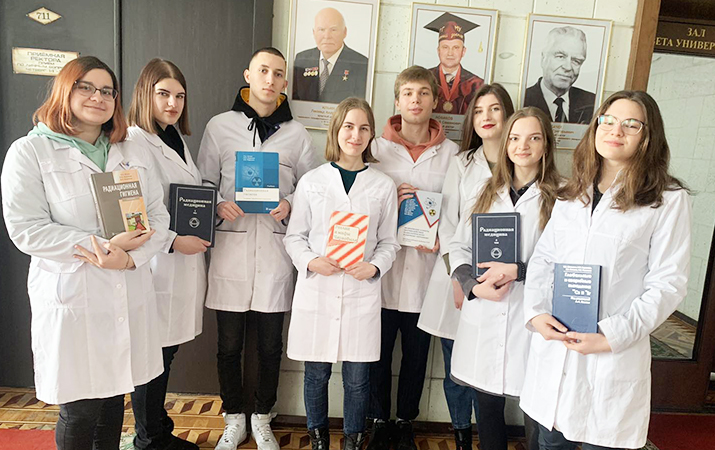 В день рождения Леонида Ильина (15 марта) студенты ГомГМУ, которые обучаются по его учебникам и монографиям, организовали флешмоб. Фото предоставлены автором.
