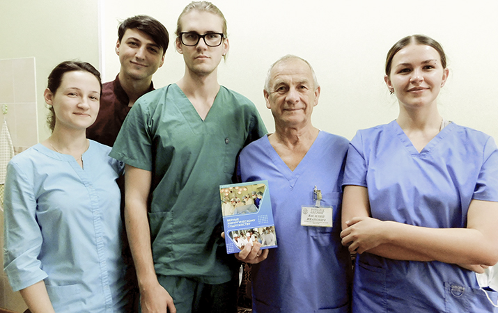Один из героев книги — заведующий кафедрой детской хирургии БГМУ, доктор мед. наук, профессор Василий Аверин (второй справа) со студентами. Фото автора.