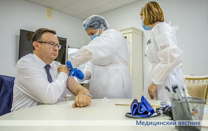 Вакцину  против  COVID-19  получает  министр здравоохранения Дмитрий Пиневич. Фото Татьяны Столяровой, «МВ».