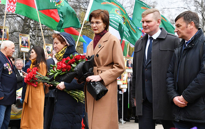 Первый заместитель министра здравоохранения Елена Кроткова возложила цветы к памятным знакам «Ахвярам Чарнобыля» и «Камень мира Хиросимы». Фото предоставлено пресс-службой Минздрава.